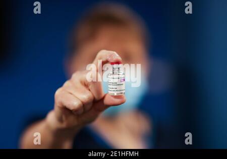 Ein Mitarbeiter des Gesundheitswesens hält eine Flasche des Coronavirus-Impfstoffs Oxford/AstraZeneca im Pentlands Medical Center in Edinburgh, Schottland, während die Regierung das Impfprogramm gegen Covid-19 weiter anläuft. Stockfoto