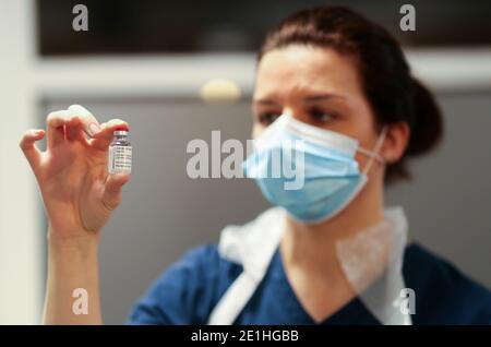 Ein Mitarbeiter des Gesundheitswesens hält eine Flasche des Coronavirus-Impfstoffs Oxford/AstraZeneca im Pentlands Medical Center in Edinburgh, Schottland, während die Regierung das Impfprogramm gegen Covid-19 weiter anläuft. Stockfoto
