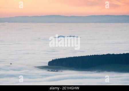 Nebelmeer über dem Berner Mittelland mit Hügeln von Emmental und Jura Stockfoto