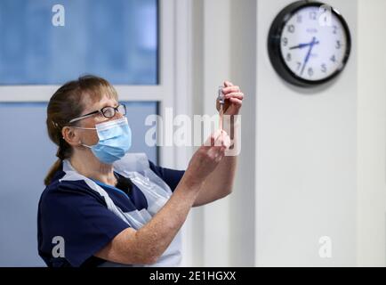 Ein Mitarbeiter des Gesundheitswesens hält eine Flasche des Coronavirus-Impfstoffs Oxford/AstraZeneca im Pentlands Medical Center in Edinburgh, Schottland, während die Regierung das Impfprogramm gegen Covid-19 weiter anläuft. Stockfoto
