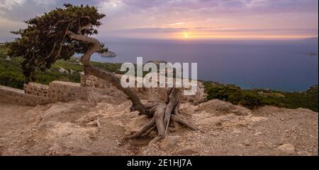 Sonnenuntergang auf der Monolithos Burg, Rhodos Insel, Griechenland Stockfoto