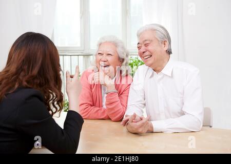 Junge Frau im Gespräch mit alten älteren Paar qualitativ hochwertige Foto Stockfoto