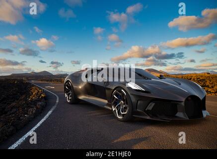 Bugatti La Voiture Noire auf einer Wüstenstraße Stockfoto