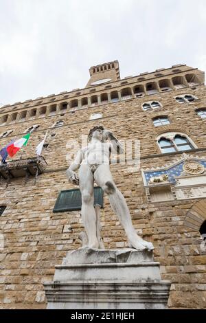 Kopie von Michelangelos David-Statue im Palazzo Vecchio, Florenz, Italien Stockfoto
