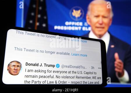 Kiew, Kiew, Ukraine. Januar 2021. In dieser Abbildung auf dem Foto: Donald Trump Twitter-Nachrichten werden auf einem Smartphone-Bildschirm vor einem Fragment eines Videos mit US-Präsident Joe Biden angezeigt Trump Anhänger, während sie mit Protesten in und in der Nähe des US-Kapitols in Washington während der US-Kongress-Sitzung, um die 2020 Presidential zertifizieren Wahlergebnisse. Kredit: Pavlo Gonchar/SOPA Images/ZUMA Wire/Alamy Live Nachrichten Stockfoto