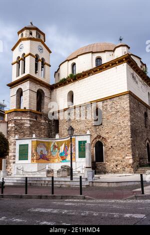 Kavala, Griechenland - 04. Mai 2019: Kirche des heiligen Nikolaus mit einem bunten Mosaik Wandbild mit einem goldenen Hintergrund, der die Reisen des Apostels Paulus darstellt. Stockfoto