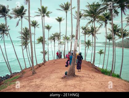 Weligama, Sri Lanka - 07 26 2020: Mirissa Kokospalmenhügel mit Menschen entspannen und genießen Sie die schöne Aussicht auf das Meer von oben. Stockfoto