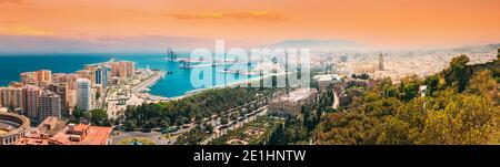 Malaga, Spanien. Panorama Stadtbild Erhöhte Ansicht Von Malaga Im Sonnigen Sommerabend. Veränderter Sonnenuntergang Himmel Stockfoto