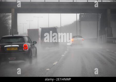 London, Großbritannien - 9. April 2019 - Regen auf der Straße, widrige, neblige und regnerische Fahrbedingungen auf der Autobahn Stockfoto