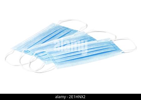Drei blaue medizinische Gesichtsmasken isoliert auf weißem Hintergrund. Chirurgische Schutzmasken aus der Nähe. Stockfoto