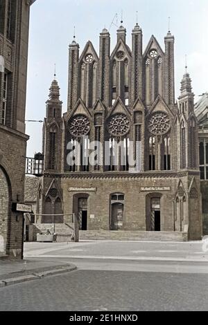 Blick auf die Fassade vom Rathaus in Frankfurt/Oder, kurz vor Eröffnung des Frühlingsmarkts, Deutschland 1949. Blick auf die Vorderseite der Frankfurter Rathaus, kurz vor der Eröffnung der Feder Markt, Deutschland 1949. Stockfoto