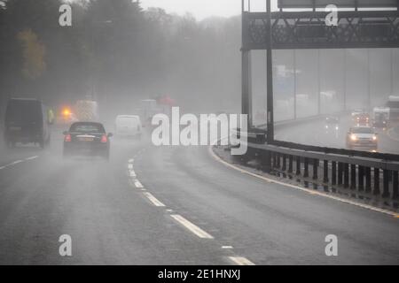 London, Großbritannien - 9. April 2019 - Regen auf der Straße, widrige, neblige und regnerische Fahrbedingungen auf der Autobahn Stockfoto