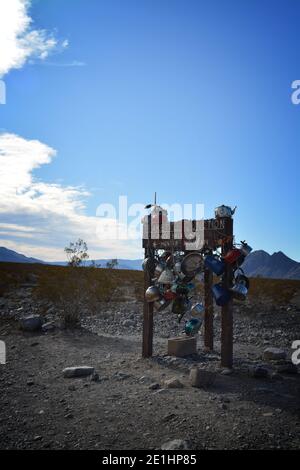 Teakettle Junction auf dem Weg zum Ractrack Playa im Death Valley National Park an einem sonnigen Tag im Dezember, Kalifornien, USA Stockfoto