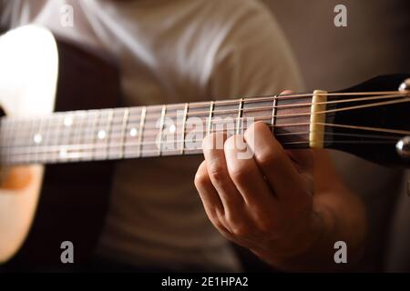 Akustische Gitarre Griffbrett Detail und Hände spielen tun einen D-Dur-Akkord Stockfoto