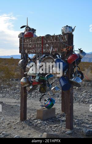 Teakettle Junction auf dem Weg zum Ractrack Playa im Death Valley National Park an einem sonnigen Tag im Dezember, Kalifornien, USA Stockfoto