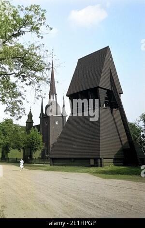 Die alte und die neue Kirche, Ljusnarsberg Schweden 1969 sterben. Die alte und die neue Kirche, Ljusnarsberg Schweden 1969. Stockfoto