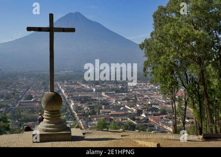 Antigua und Vulkan Agua, Guatemala, Mittelamerika. Blick vom Cerro de la Cruz Stockfoto