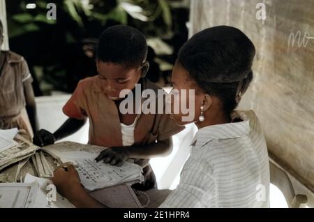 Schule aus Privatinitiative haitianischer Bürger am Rande von Port-au-Prince, 1967. Schule gegründet auf private Venture der haitianischen Bürger am Stadtrand von Port-au-Prince, 1967. Stockfoto