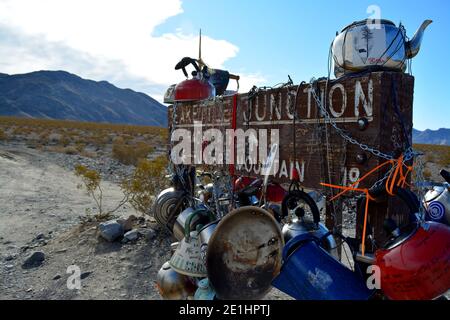 Teakettle Junction auf dem Weg zum Ractrack Playa im Death Valley National Park an einem sonnigen Tag im Dezember, Kalifornien, USA Stockfoto