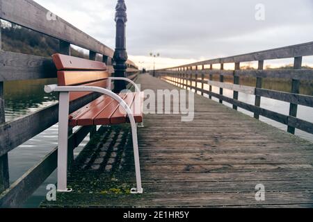 Bank auf der Promenade im Dorf Yantarniy Stockfoto