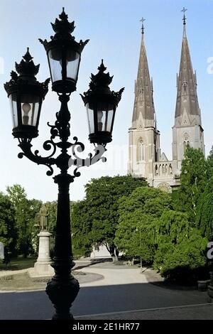 Im Universitetsparken mit Blick auf den Dom St. Erik und die Statue zu Ehren des Schriftstellers und Komponisten Erik Gustaf Geijer, 1969. Das Flanieren durch die Universitetsparken, mit Blick auf St. Erik's Cathedral und eine Statue zu Ehren Schriftsteller und Komponisten Erik Gustaf Geijer, 1969. Stockfoto