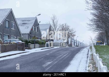 Cork, Irland. Januar 2021. Snow Falls auf Cork City. Glenheights Road mit Schnee bedeckt. Die Einwohner von Cork sind heute Morgen nach einem kurzen Schneeschauer in der Stadt und den Vororten aufgewacht, die von einer Schneedecke bedeckt waren. Viele haben sich in Mäntel und Hüte eingewickelt und gingen hinaus, um die frische Luft zu genießen und die schönen Szenen zu sehen. Kredit: Damian Coleman/Alamy Live Nachrichten Stockfoto