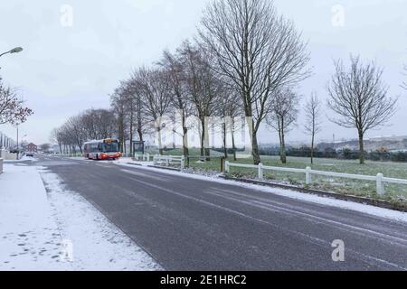 Cork, Irland. Januar 2021. Snow Falls auf Cork City. Glenheights Road mit Schnee bedeckt. Die Einwohner von Cork sind heute Morgen nach einem kurzen Schneeschauer in der Stadt und den Vororten aufgewacht, die von einer Schneedecke bedeckt waren. Viele haben sich in Mäntel und Hüte eingewickelt und gingen hinaus, um die frische Luft zu genießen und die schönen Szenen zu sehen. Kredit: Damian Coleman/Alamy Live Nachrichten Stockfoto