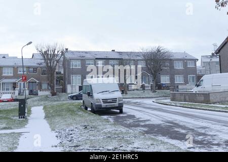 Cork, Irland. Januar 2021. Snow Falls auf Cork City. Glenheights Park bedeckt mit Schnee. Die Einwohner von Cork sind heute Morgen nach einem kurzen Schneeschauer in der Stadt und den Vororten aufgewacht, die von einer Schneedecke bedeckt waren. Viele haben sich in Mäntel und Hüte eingewickelt und gingen hinaus, um die frische Luft zu genießen und die schönen Szenen zu sehen. Kredit: Damian Coleman/Alamy Live Nachrichten Stockfoto