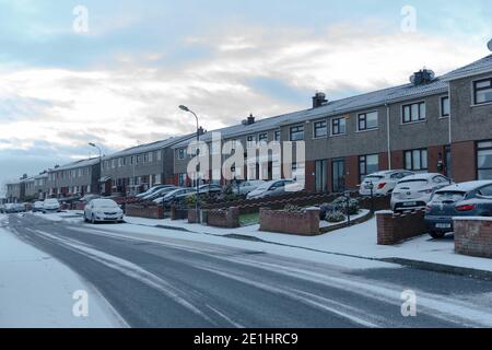 Cork, Irland. Januar 2021. Snow Falls auf Cork City. Hawthrone Mews mit Schnee bedeckt. Die Einwohner von Cork sind heute Morgen nach einem kurzen Schneeschauer in der Stadt und den Vororten aufgewacht, die von einer Schneedecke bedeckt waren. Viele haben sich in Mäntel und Hüte eingewickelt und gingen hinaus, um die frische Luft zu genießen und die schönen Szenen zu sehen. Kredit: Damian Coleman/Alamy Live Nachrichten Stockfoto