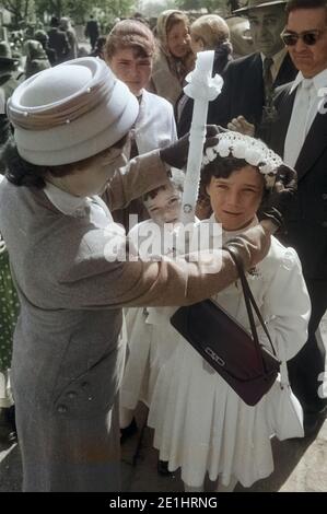 Österreich - Österreich Ca. 1950, Neuburg, Mutter beim Zurechtrücken der Kommunionshaube ihrer Tochter. Stockfoto