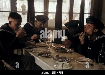 Frankreich - Frankreich in den 1940er Jahren. Arcachon - Deutsche Marine Seeleute am Oyster Abendessen. Foto von Erich Andres. Frankreich, Arcachon, Matrosen der Reichsmarine im Restaurant beim Austernschlürfen, 1940er Jahre. Stockfoto