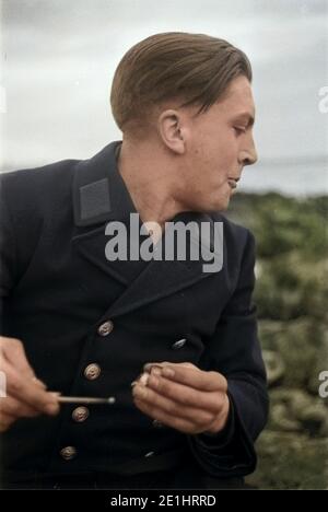 Frankreich - Frankreich in den 1940er Jahren. Le Havre - junge deutsche Seemann am Strand. Foto von Erich Andres. Ehestorf, Mann am Strand von Le Havre Stockfoto