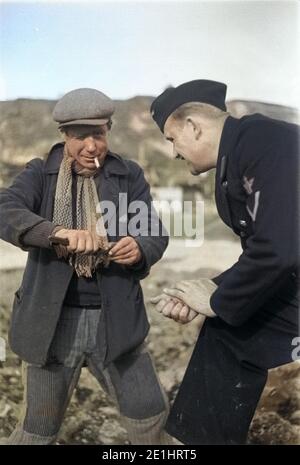 Frankreich - Frankreich in den 1940er Jahren. Le Havre - Franzosen und Deutsche sailor am Strand. Foto von Erich Andres Essenrode, Männer am Strand von Le Havre. Stockfoto