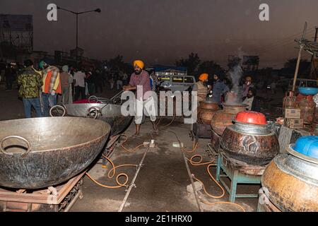 Bauern bereiten sich während des Protestes an der Grenze zu delhi auf Lebensmittel vor. Stockfoto