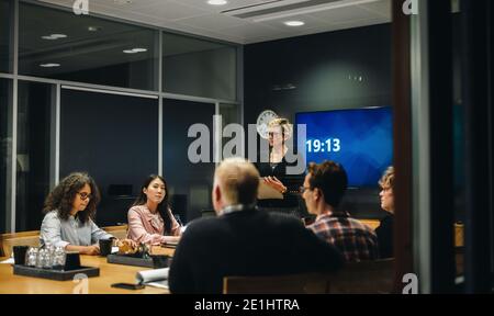 Business-Team führt neue Projektdiskussionen im Konferenzraum durch. Geschäftsleute treffen sich im Sitzungssaal, um neue Geschäftsstrategien zu erkunden. Stockfoto