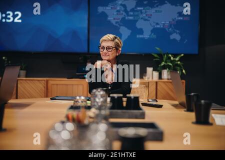 Weibliche Managerin, die im Sitzungssaal sitzt, um sich zu treffen. CEO in der Sitzung im Sitzungssaal. Stockfoto