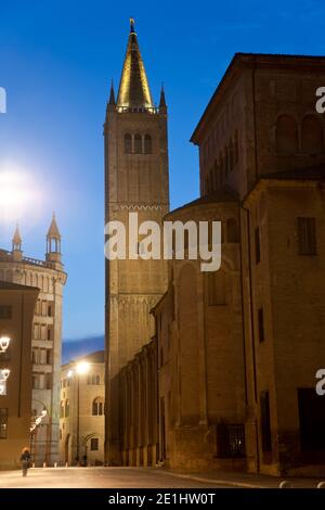 Piazza Duomo, Kathedrale und Taufkapelle im Zentrum von Parma in der Abenddämmerung Stockfoto