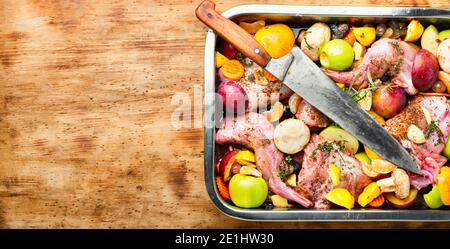 Stücke von rohem Kaninchenfleisch mariniert mit Obst.Copy Raum Stockfoto