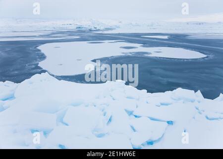 Eis im Fjord, Tiilerilaaaq, südöstliches Grönland Stockfoto