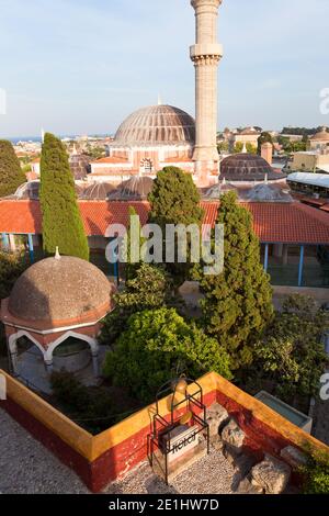 Blick über Rhodos Stadt und Moschee, Rhodos, Dodekanes Inseln, Griechenland Stockfoto