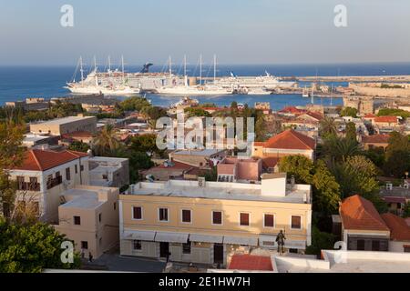 Blick über Rhodos Stadt & Kreuzfahrtschiffe, Rhodos, Dodekanes Inseln, Griechenland Stockfoto