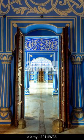 Shri Niwas oder die Blue Hall Eingang, auf der 6. Etage des Chandra Mahal Palace, der Residenz der ehemaligen königlichen Familie von Jaipur, Rajasthan Stockfoto