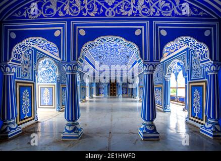 Shri Niwas oder die Blue Hall Eingang, auf der 6. Etage des Chandra Mahal Palace, der Residenz der ehemaligen königlichen Familie von Jaipur, Rajasthan Stockfoto