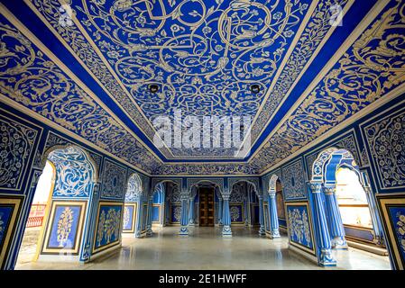 Shri Niwas oder die Blue Hall Eingang, auf der 6. Etage des Chandra Mahal Palace, der Residenz der ehemaligen königlichen Familie von Jaipur, Rajasthan Stockfoto