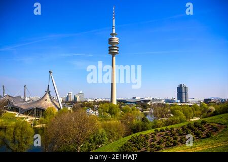 Der Olympiapark Funkturm und der BMW-Hauptturm in München. Foto aufgenommen am 17. April 2019. Stockfoto