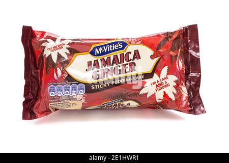 SWINDON, UK - 2. JANUAR 2021: Paket von McVities Jamaica Ginger Sticky Pudding Cake auf weißem Hintergrund Stockfoto