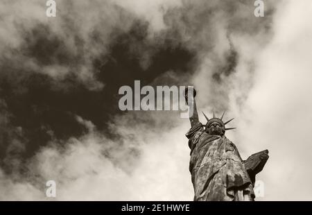 Freiheitsstatue auf der Isle of the Swans in Paris (Frankreich) vor dramatischer Wolkenlandschaft im Hintergrund. Demokratie, Freiheit, Recht, Kampfkonzepte. Bo Stockfoto