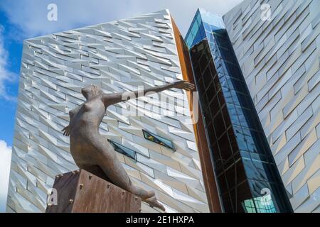 Detail der Fassade der Titanic Belfast, Museum, Touristenattraktion und Denkmal für Belfast's maritimes Erbe Stockfoto