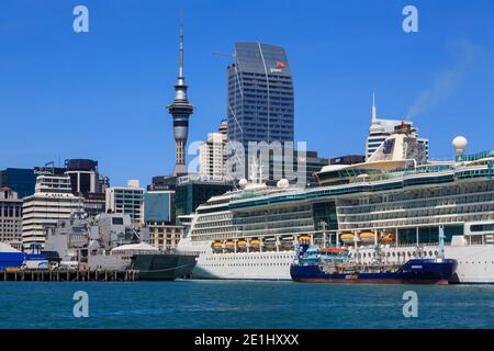 Schiffe im Hafen von Auckland, Neuseeland: Das Kriegsschiff HMNZS Canterbury und der Kreuzfahrtschiff Radiance of the Seas mit einem Tankschiff daneben Stockfoto