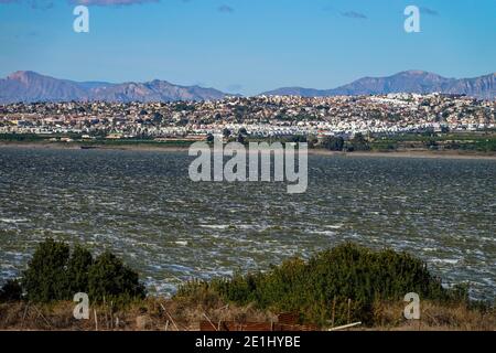 Wellen und windiges Wetter auf den Salinas in La Mata, Torrevieja, Costa Blanca, Spanien, Provinz Valencia Stockfoto